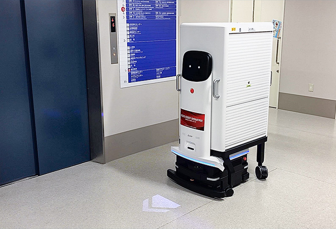 病院での多用途搬送サービスロボットの写真