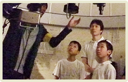 写真：説明をきく三人