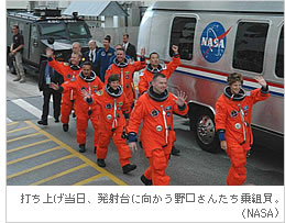 打ち上げ当日、発射台に向かう野口さんたち乗組員。（NASA）