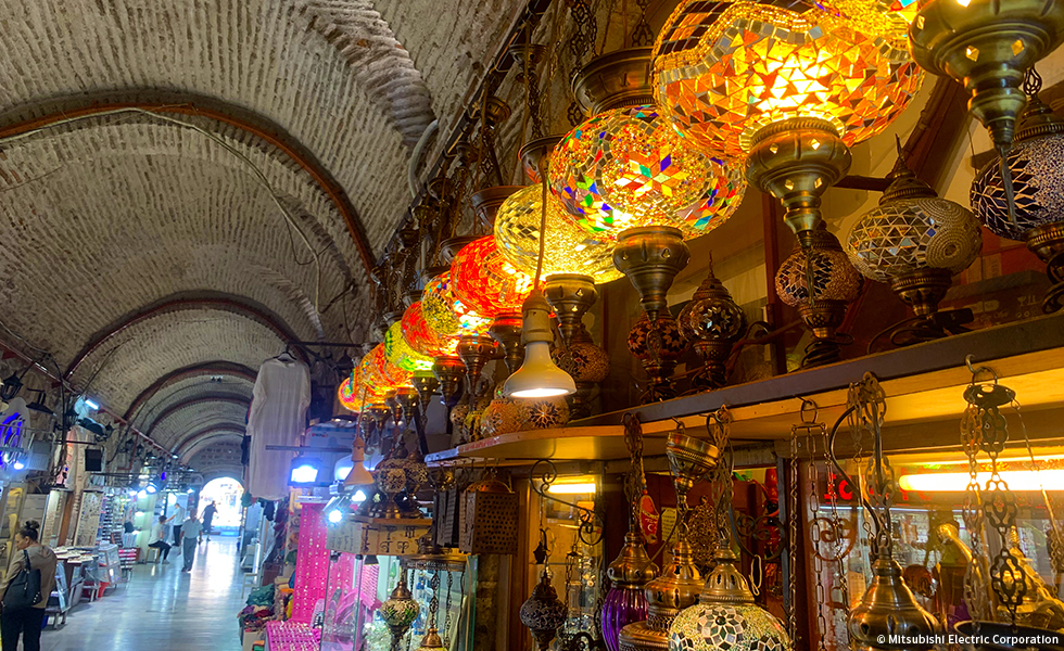 ケメラルトゥ市場とトルコランプ