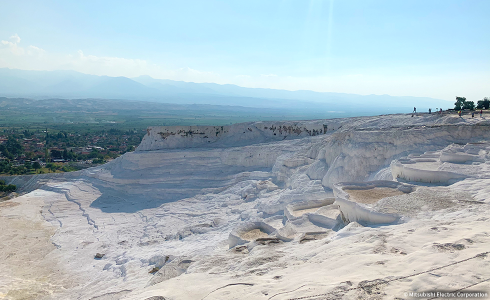 夏のパムッカレの石灰棚。イズミルからバスで約3時間のところにあり、四季折々の風景を楽しむことができます。