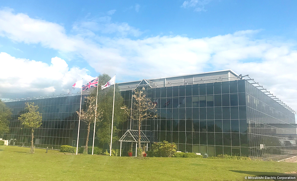 Hatfield 事務所外観：緑豊かな環境で、ウサギや小動物もたくさん見られます