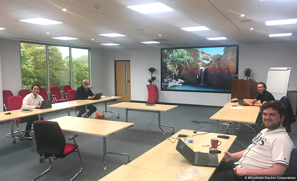 ソーシャルディスタンスを保ちながら、大画面や実機を活用したFace to Face会議