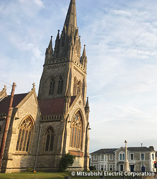 [イングランド南部ワイト島の教会から海を臨む：ゴシックリバイバル様式] *コロナ前撮影