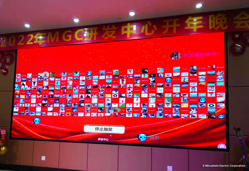 新年会のステージ。ここで歌やダンスなど、さまざまな出し物をしました。