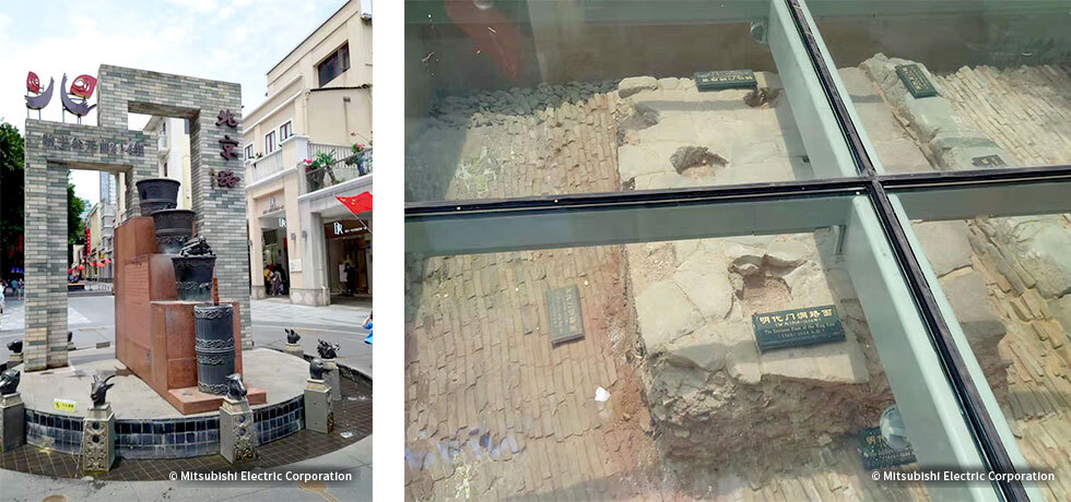 「北京路」の街並み。右の写真は足元のガラスパネルの下に展示されている遺跡です。