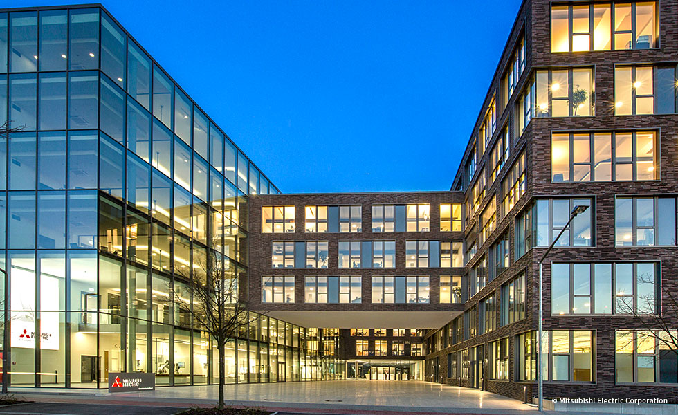 MEU-GERの社屋。一部区間では速度制限がないことで知られているドイツの高速道路を通って車で通勤する