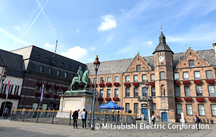 デュッセルドルフの市庁舎。1500年代に建てられた後、増改築を経て今日でも使われている。ドイツには童話や映画で見たような中世の建物が多く残っている