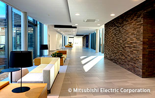 広々としたオフィスの廊下
