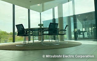 日の光がよく入る会議室