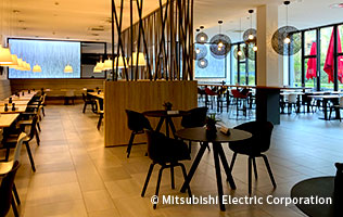 社員食堂。暖かい季節は外にテラス席も出る