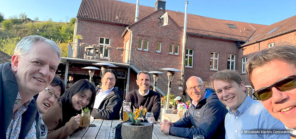 仕事終わりに職場の皆さんとレストランで。暖かい季節は外席でとる食事が心地いい