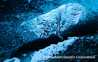 アイスランドの氷の洞窟。ヨーロッパの自然は豊かで見たことのない景色に出会える