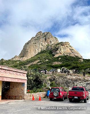 MEAXが位置するケレタロ州にあるペニャ・デ・ベルナル (Peña de Bernal)という一枚岩。現地ガイドのもと、高さ433メートルを頂上までロッククライミングしました！
