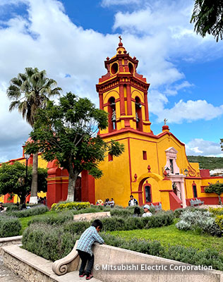 ペニャの麓にあるカラフルさが特徴の教会