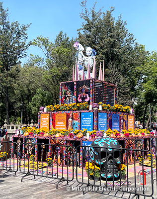 ハロウィンの日のメキシコシティ。メキシコ各地でハロウィンにはこういった飾り付けが行われています。