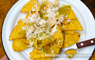 キャンプの朝食で食べた、メキシコ郷土料理の「チラキレス」