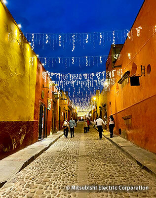 メキシコ特有の街の雰囲気。建物がカラフルで可愛らしく、とても好きな街並みです。