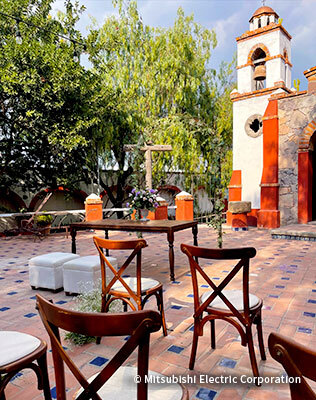 現地の結婚式に参加する機会もありました。ラテンの国らしく朝方まで踊り明かすのが通例のようで、日本との違いを痛感しました。