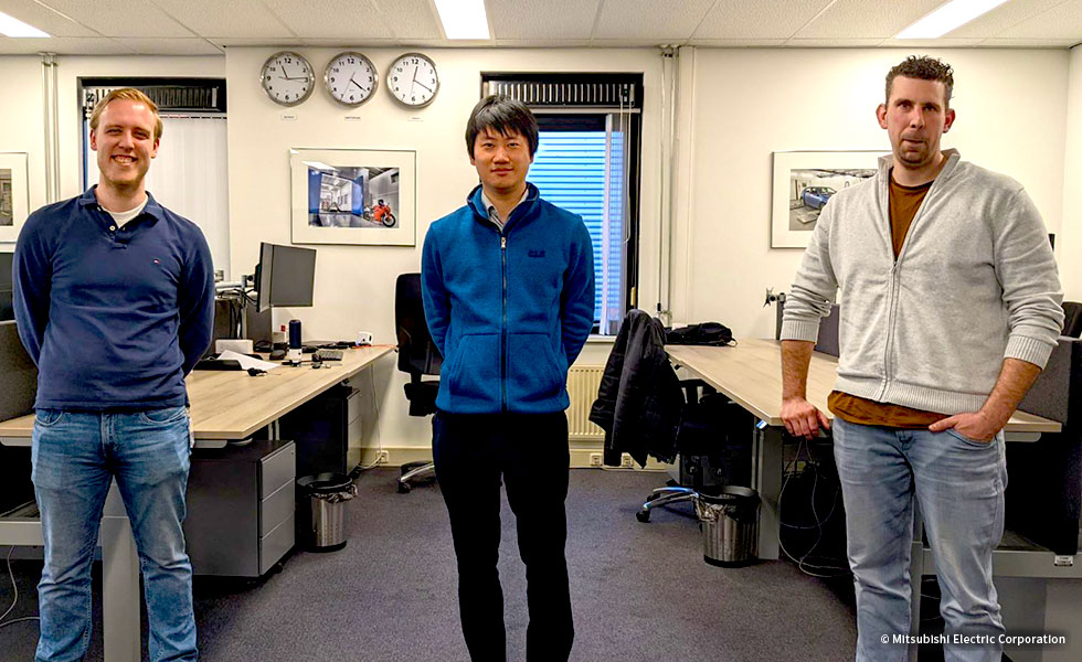 事務所内にてADASチームで撮影