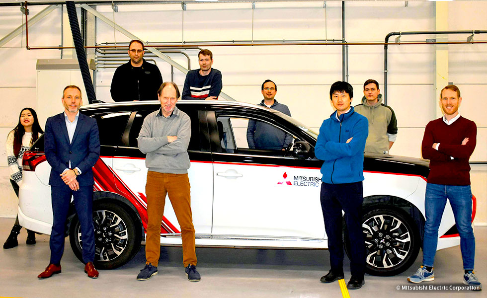 実験車両前でのMEAE-TCスタッフとの集合写真