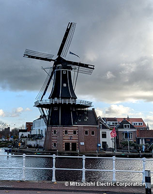 ハールレムのデ・アドリアーン風車。中では製粉用の石臼なども見られます。