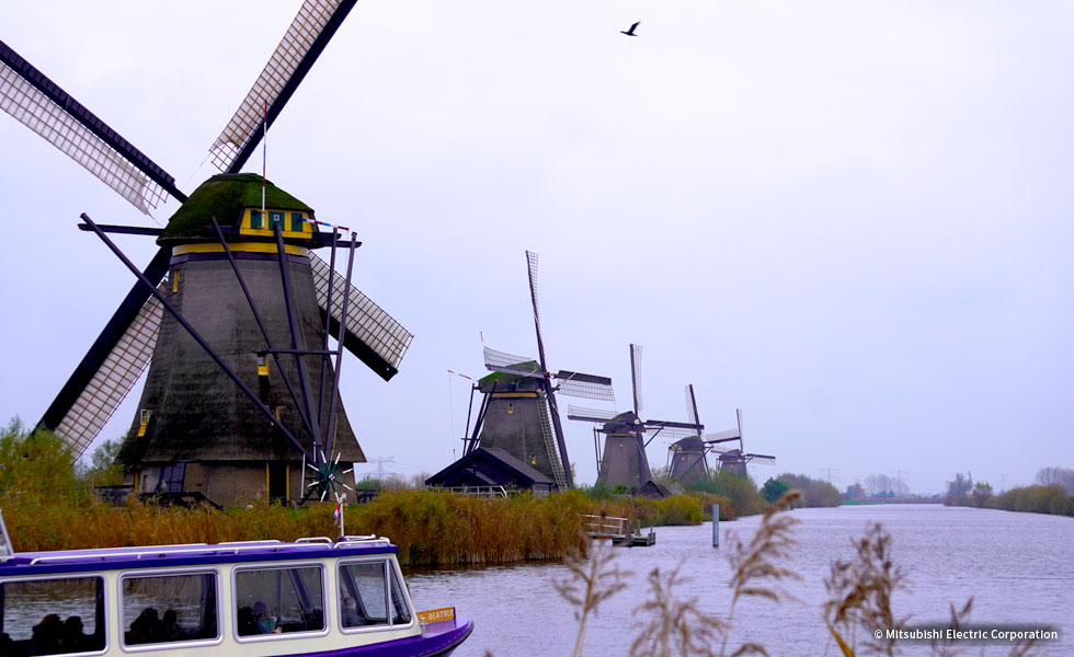 キンデルダイクの風車。運河を船で移動できます。