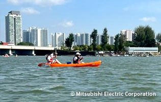 カヤックでのごみ拾い