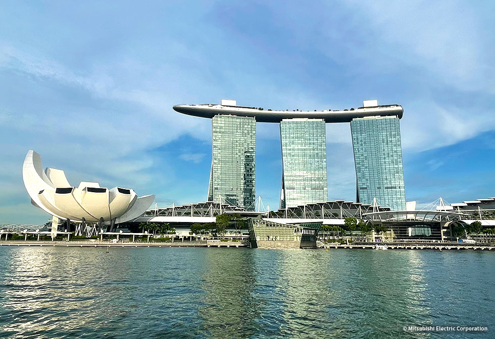 水上から撮影したマリーナベイサンズ