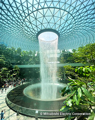 空港横のモール内にある滝