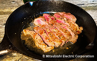夕飯定番のステーキ。