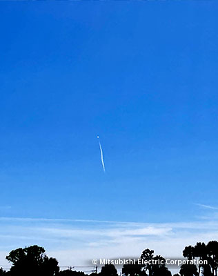 ケネディ宇宙センターから打上げられたロケットを会社の外で見守りました。(肉眼では結構はっきり見えました)