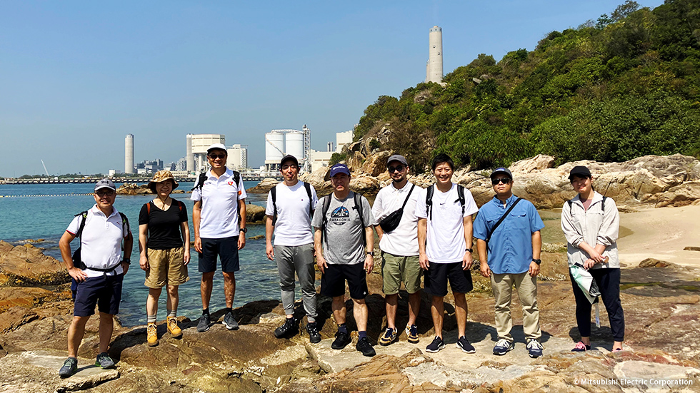 観光客も多いラマ島 この日は職場の皆さんと。後ろに見えるのは三菱電機が発電機を納めている発電所