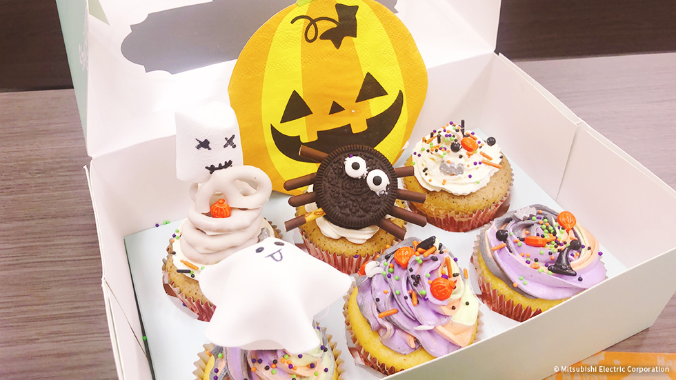 社内ハロウィンパーティーで作ったカップケーキ 香港オフィスではこういった社内イベントが多く、一人海外生活の寂しさも感じず過ごせています！