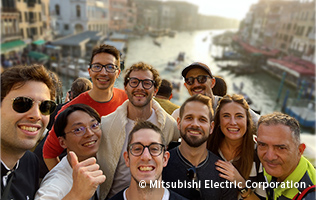 オフィスの外で同僚とランチ