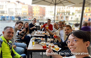 オフィスの外で同僚とランチ