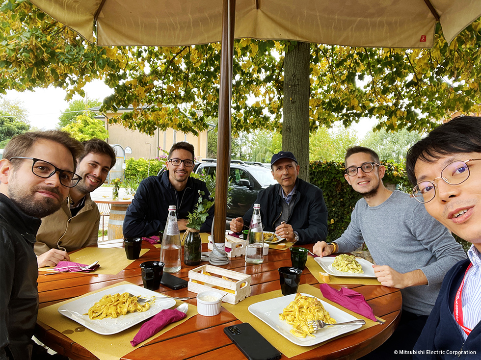 オフィスの外で同僚とランチ