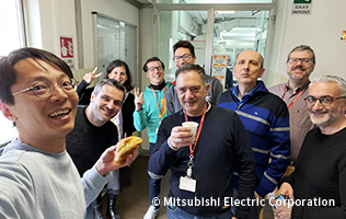 コーヒー休憩に合わせてクロワッサン配付