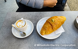 イタリアの朝の定番 カフェ+クロワッサン