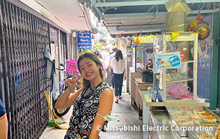 昼食はローカルで美味しいお店に連れて行ってくれます