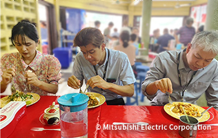 昼食はローカルで美味しいお店に連れて行ってくれます