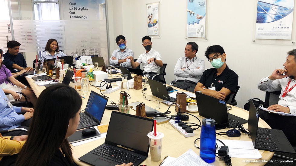 現地スタッフとの会議の様子①