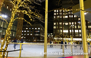 インターンの方々＋αで、会社のカフェテリアでピザを食べてからスケートへ