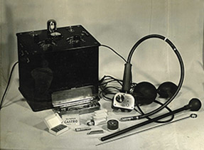 最初のガストロカメラ（腹腔内臓器撮影用写真機）。宇治達郎とオリンパスの技術者たちによってゴム管の先にカメラが装着された。