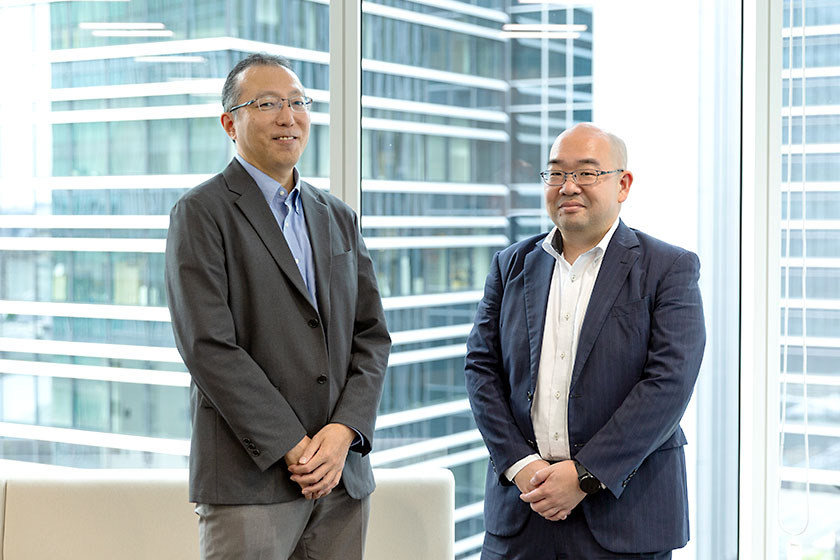 株式会社SUMCO AI推進本部 システム部 逸見 利介氏(右)、三菱電機株式会社 デジタルイノベーション事業本部 OTセキュリティ事業推進部 山本 孝史(左)