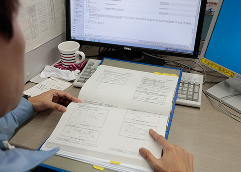 「MELSEC iQ-Rシリーズ」の開発記録。膨大な資料が残されている。