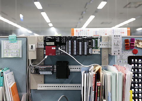 簡単な実験ならデスクに座ったまま行えるように、デスクにシーケンサを取り付けているエンジニアも多い。