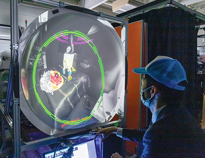 データ通信料を減らし、現状の商用通信の通信環境においても、安定して遠隔操作を実現するため、人の認知特性に注目して開発されたヒューマン アイ ディスプレイ。