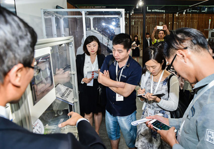 式典後には中国メディア各社による取材も受け、多くの方が展示コーナーに訪れた