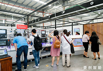 式典後には中国メディア各社による取材も受け、多くの方が展示コーナーに訪れた